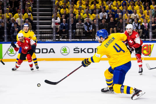 Sveriges Mattias Ekholm skjuter