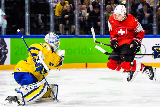 Schweiz Kevin Fiala oroar framför Sveriges målvakt Anders