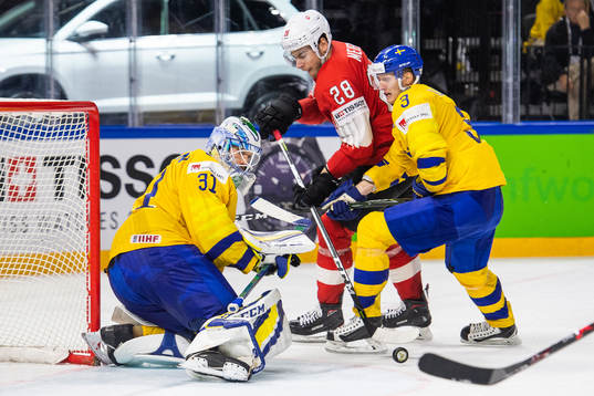 Schweiz Timo Meier oroar mot Sveriges målvakt Anders