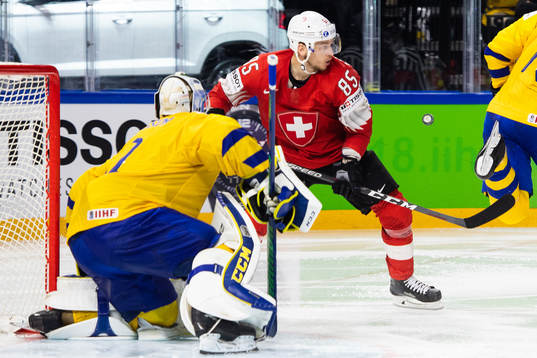 Schweiz Sven Andrighetto oroar framför Sveriges målvakt