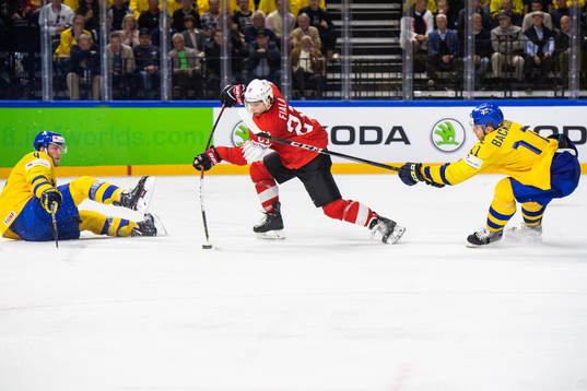 Sveriges Mattias Ekholm och Mikael Backlund försvarar mot