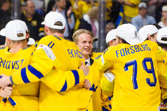 Sveriges Elias Pettersson (mitten) jublar med lagkamrater