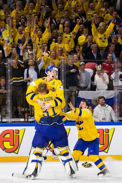 Sveriges John Klingberg och målvakt Anders Nilsson jublar