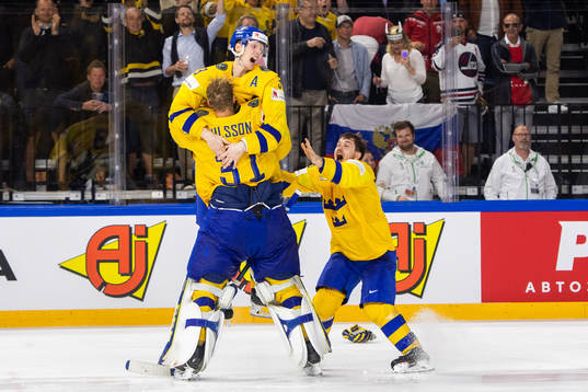 Sveriges John Klingberg och målvakt Anders Nilsson jublar