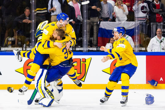 Sveriges spelare kramar och jublar med målvakt Anders