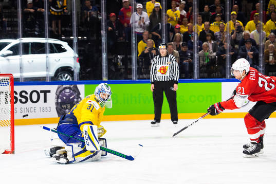 Sveriges målvakt Anders Nilsson räddar straff från