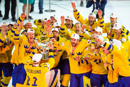 Sveriges spelare jublar med pokalen