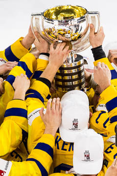 Sveriges spelare jublar med pokalen