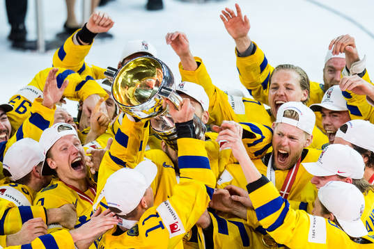 Sveriges Mikael Backlund lyfter pokalen och jublar med laget