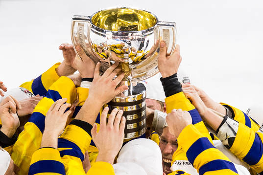 Sveriges spelare jublar med pokalen