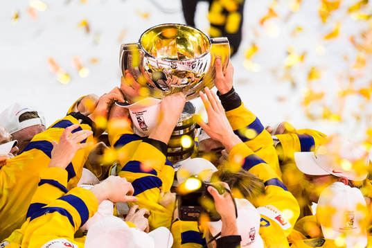 Sveriges spelare jublar med pokalen