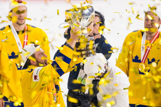 Sveriges Mattias Ekholm jublar med pokalen
