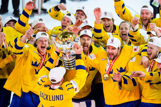 Sveriges Mikael Backlund lyfter pokalen och jublar med laget