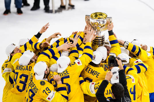 Sveriges spelare jublar med pokalen