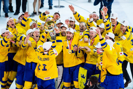 Sveriges Mikael Backlund lyfter pokalen och jublar med laget