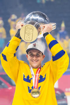 Sveriges kapten Mikael Backlund jublar med pokalen