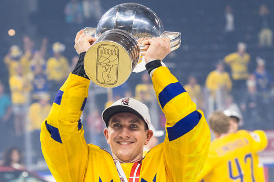 Sveriges kapten Mikael Backlund jublar med pokalen
