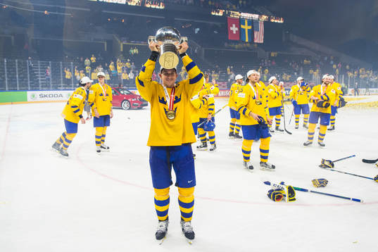 Sveriges kapten Mikael Backlund jublar med pokalen