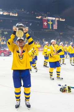 Sveriges kapten Mikael Backlund jublar med pokalen