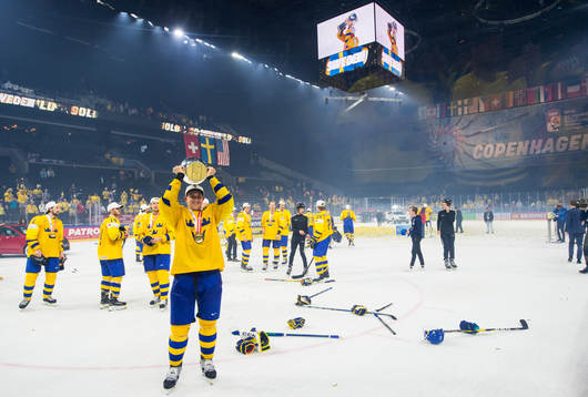 Sveriges kapten Mikael Backlund jublar med pokalen