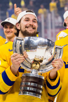 Sveriges Filip Forsberg jublar med pokalen