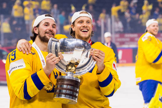 Sveriges Filip Forsberg och Jacob de la Rose jublar med