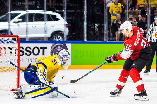 Sveriges målvakt Anders Nilsson räddar
