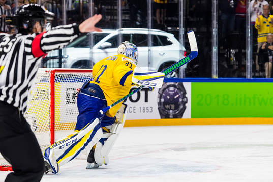 Sveriges målvakt Anders Nilsson räddar