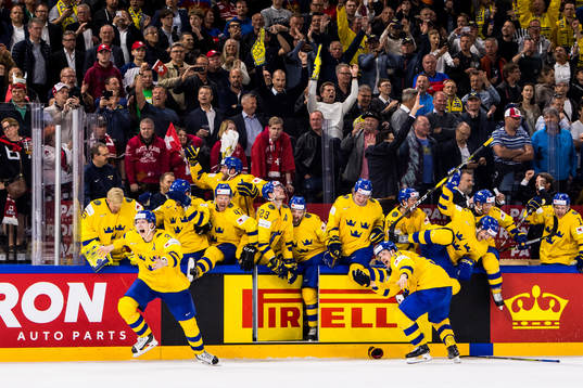 Sveriges spelare jublar när Sverige vinner vm-guld