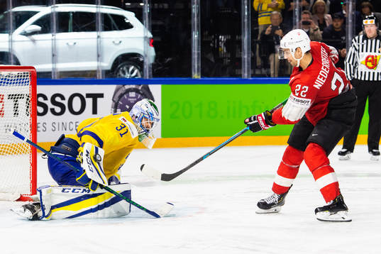 Sveriges målvakt Anders Nilsson räddar