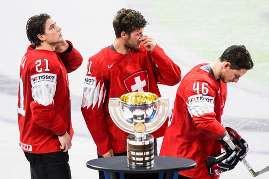 Schweiz Kevin Fiala, Enzo Corvi och Noah Rod deppar när