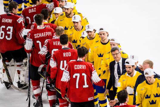 Schweiz spelare tackar Sveriges spelare