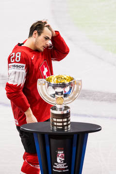 Schweiz Timo Meier deppar när han passerar pokalen