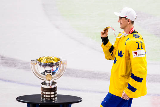 Sveriges Mikael Backlund jublar med sin guldmedalj