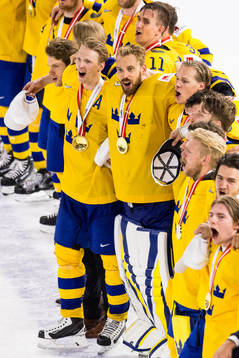 Sveriges John Klingberg och målvakt Anders Nilsson