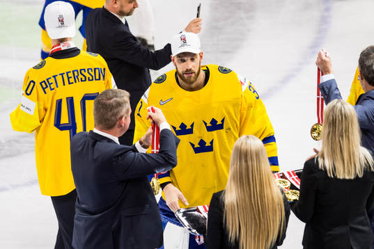 Sveriges målvakt Anders Nilsson tar emot sin guldmedalj