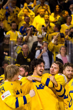 Sveriges Dennis Everberg (m) jublar
