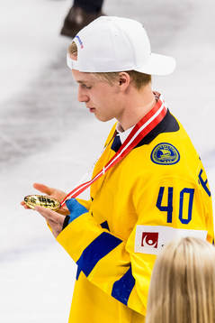 Sveriges Elias Pettersson med sin guldmedalj