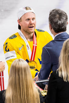 Sveriges Patric Hörnqvist tar emot sin guldmedalj