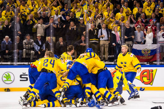 Sveriges spelare jublar med målvakt Anders Nilsson