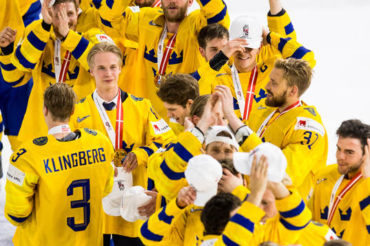 Sveriges Elias Pettersson med sin guldmedalj