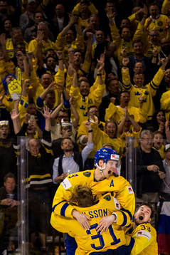 Sveriges John Klingberg och Viktor Arvidsson jublar med