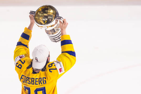 Sveriges Filip Forsberg höjer pokalen