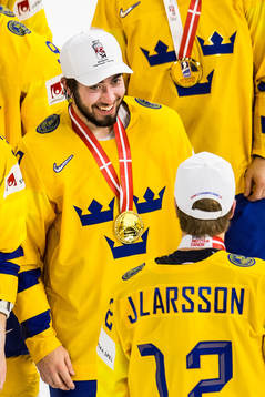 Sveriges Mika Zibanejad med sin guldmedalj