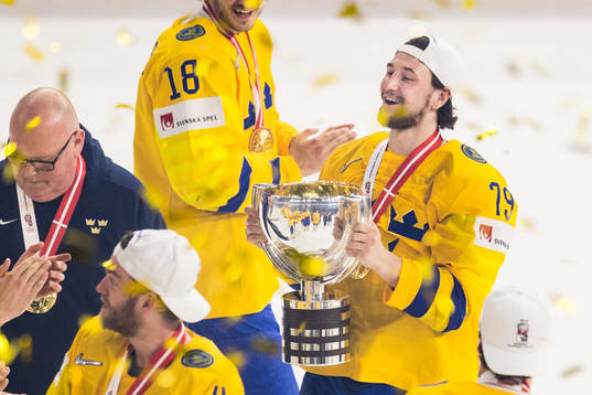 Sveriges Filip Forsberg jublar med pokalen