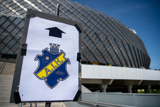Skylt utanför Tele2 Arena före fotbollsmatchen i