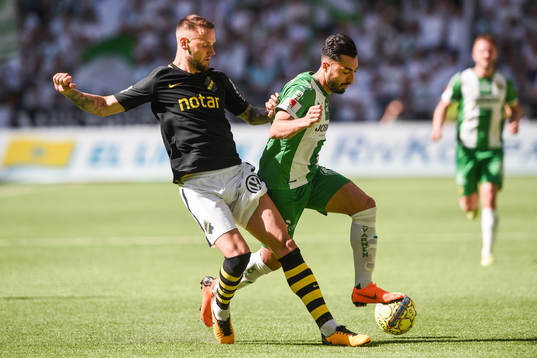 s Alexander Milosevic och Hammarbys Jiloan Hamad i kamp om