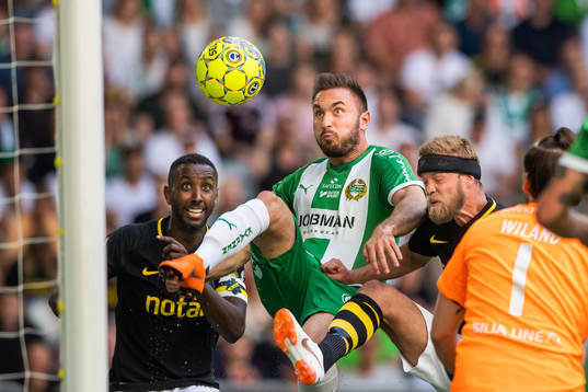s Henok Goitom och Daniel Sundgren ser Hammarbys Muamer