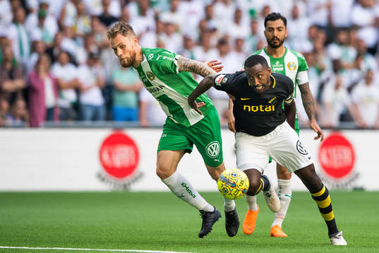 s Henok Goitom i kamp om bollen