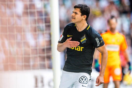 s Tarik Elyounoussi jublar